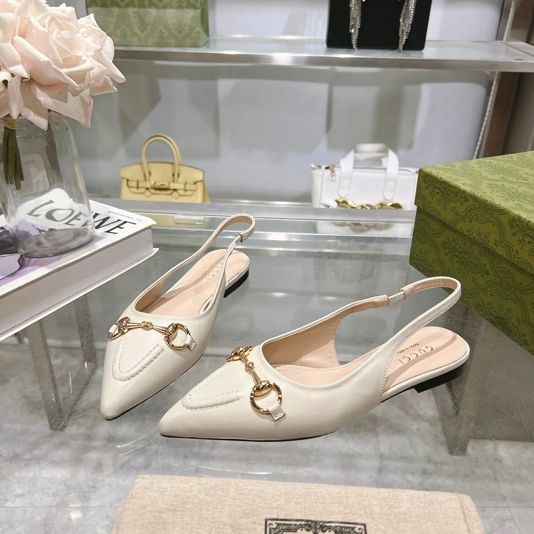 👟👟Ex-factory price 440👟👟 (genuine leather sole +40) Gucci Original GG canvas adds dazzling essence to these slingback pumps. Brown leather piping and light gold-toned hardware are complemented by beige and brown graphics. The pointed toe, elasticated straps and low heel all work together to create a comfortable fit. Upper: Made of first-layer imported patent cowhide/sheepskin lining. Outsole: Rubber non-slip outsole/genuine leather outsole. Size: 35-42 (34/41 42 customized, non-refundable)​